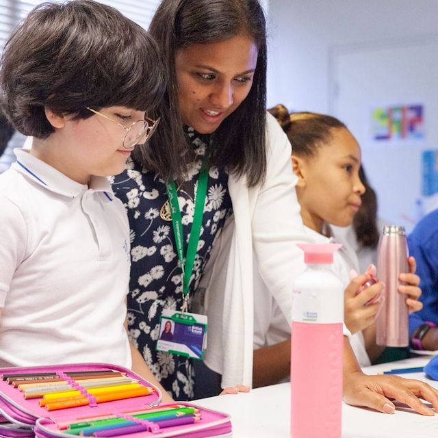 Teacher Horizons Teacher with students