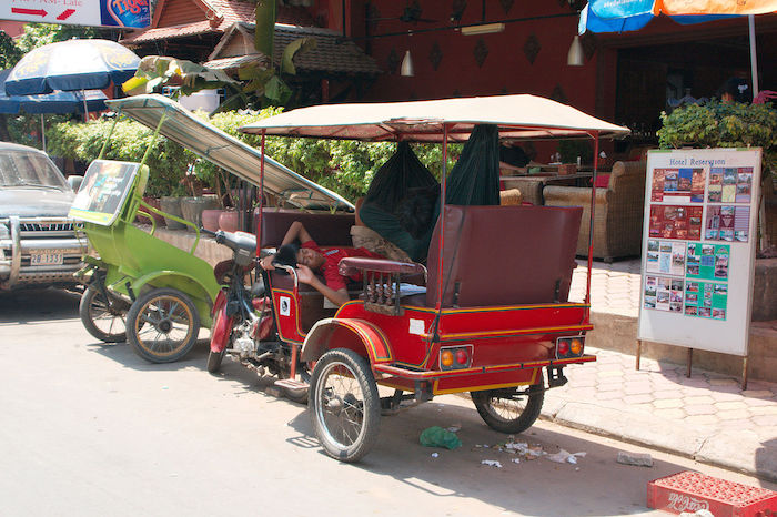 Phnom_Penh_sleeping_Tuk_Tuk_drivers_March_2009
