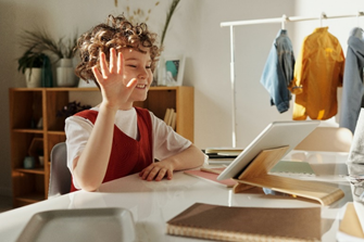 Student learning online from home