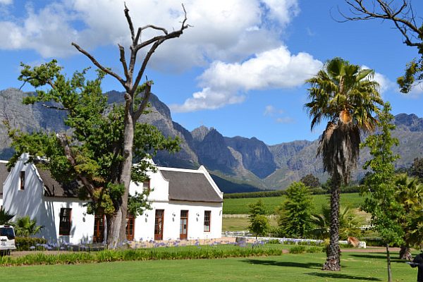 white-house-near-mountains