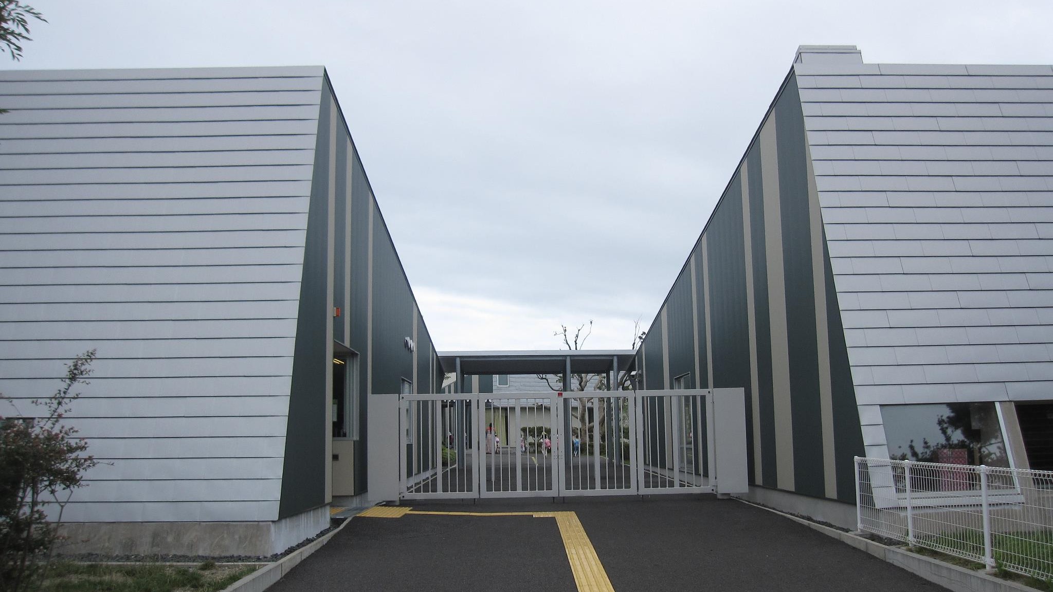 Makuhari International School - School information